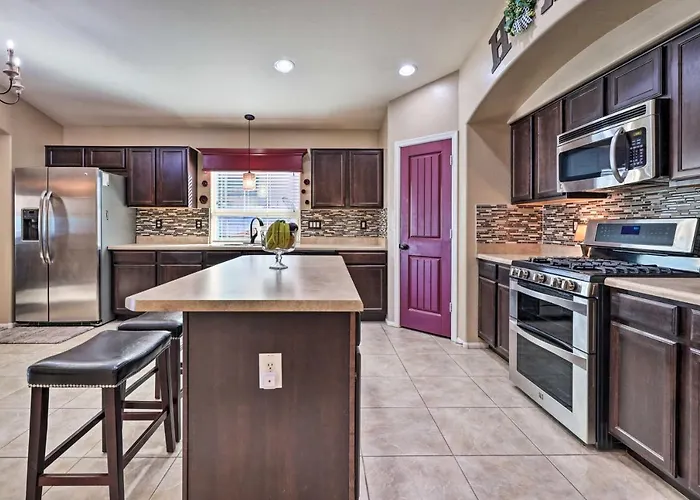 Holiday home W/ Swim-up Bar, Heated Pool & Slide Maricopa