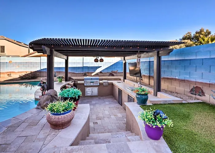 W/ Swim-up Bar, Heated Pool & Slide Holiday home